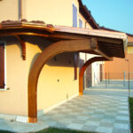 portico a sbalzo legno