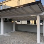 Tettoia in legno bianca con pilastri quadrati e copertura in legno verniciato