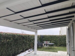 tettoia in legno bianco vista interna con travi e pannelli