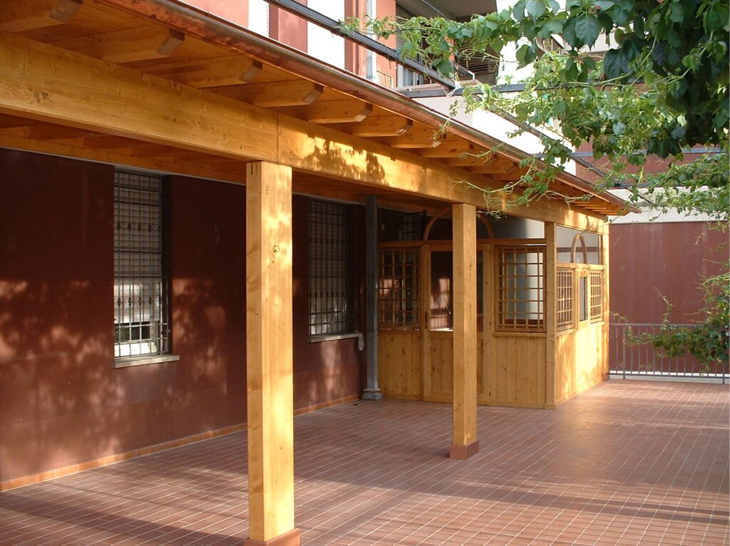 tettoia in legno chiaro per terrazzo con travi a vista realizzabile in edilizia libera