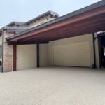 tettoia in legno scuro per due auto con copertura a falda