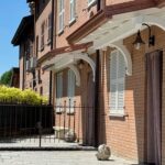 tettuccio in legno bianco per ingresso casa con staffe decorative