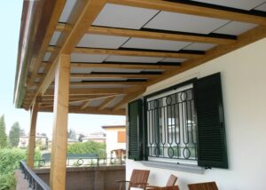 tettuccio in legno chiaro con copertura piana per balcone